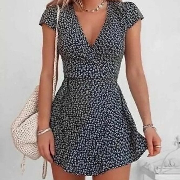 Brandy Melville Dresses & Skirts - brandy melville blue floral wrap dress